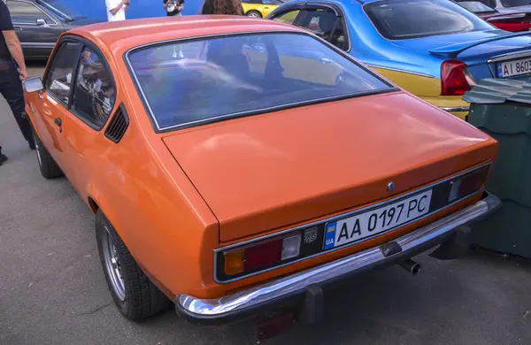 Klasik Isuzu Gemini, 1974-2000 yılları arasında Isuzu tarafından üretilen bir araba. Klasik otomotiv, JDM (Japon İç Pazarı) ve klasik araba temaları için ideal