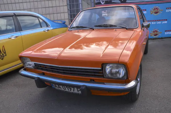 Klasik Isuzu Gemini, 1974-2000 yılları arasında Isuzu tarafından üretilen bir araba. Klasik otomotiv, JDM (Japon İç Pazarı) ve klasik araba temaları için ideal