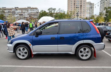 Modifiye edilmiş mavi ve gümüş renkli Mitsubishi RVR, nam-ı diğer Space Runner, Kyiv 'deki bir araba fuarında. Otomotiv ve JDM temalı içerik için ideal