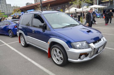 Modifiye edilmiş mavi ve gümüş renkli Mitsubishi RVR, nam-ı diğer Space Runner, Kyiv 'deki bir araba fuarında. Otomotiv ve JDM temalı içerik için ideal