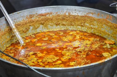 Isı üzerinde kaynayan Ukrayna borşundan oluşan dev bir metal tencerenin kaybedilmiş görüntüsü