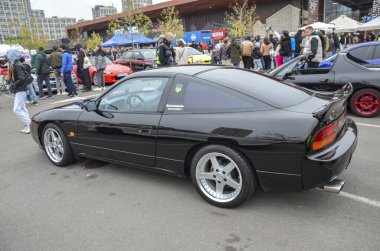 Sleek Nissan 200SX / Silvia S13 aerodinamik tasarımı, açılır kapanır farları ve klasik JDM duruşu ile