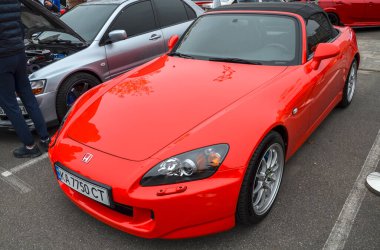 Şık bir roadster tasarımı, agresif duruşu ve yüksek devirli VTEC motoruyla göz kamaştırıcı kırmızı Honda S2000. Gerçek performans simgesi