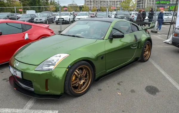 Aerodinamik tasarımı, kalın kıvrımları ve ikonik farları olan şık Nissan 350Z spor araba. Dinamik coupe hız ve stil için hazır, çarpıcı detaylarla yakalandı.