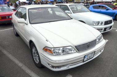 Gösterişli ve şık 1996 model beyaz Toyota Mark II sedan kendine has krom ızgarası, berrak farları ve dengeli orantıları var.