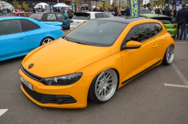 Saldırgan ön tasarımı, aerodinamik vücut hatları ve klasik stiliyle Volkswagen Scirocco performans ve zarafetin mükemmel bir karışımını oluşturur.