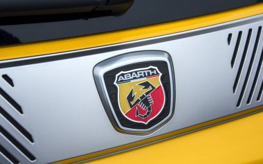 Abarth 595C Rivale 'de gümüş ızgara ve sarı kaportaya özel Abarth akrep amblemi yakın çekim.