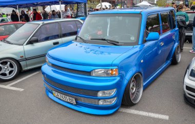 Mavi vitrinlerde göz alıcı Toyota bB (Scion xB) etkileyici bir özel tasarım ve piyasa değişiklikleri ile göze çarpıyor