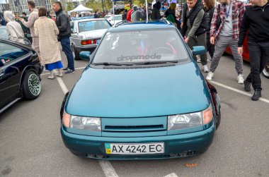 Yoğun modifiye edilmiş VAZ VAZ 21113 (Lada 111) steyşın vagon, ekstrem camber, geniş çamurluk ve düşük süspansiyon, açık hava araba fuarında sergilenmektedir.
