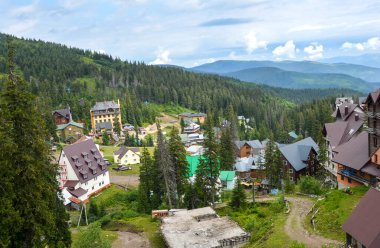 Çekici dağ Dragobrat kayak merkezi, büyüleyici evler ve sakin manzaralarla bereketli ormanların arasında yer alıyor. Svydovets, Karpatlar, Ukrayna