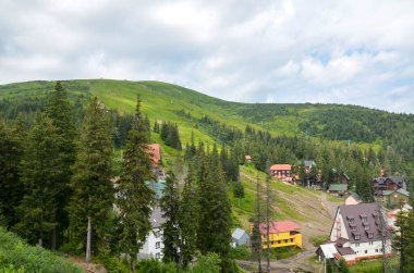 Çekici dağ Dragobrat kayak merkezi, büyüleyici evler ve sakin manzaralarla bereketli ormanların arasında yer alıyor. Svydovets, Karpatlar, Ukrayna