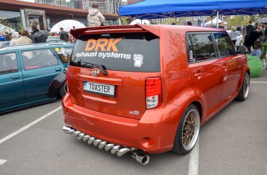 Benzersiz, özel yapım turuncu Scion xB, kendine özgü kutu silueti geniş, agresif arka spoiler ile performans değişikliklerini vurguluyor.