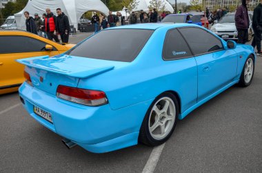 Çarpıcı gök mavisi Honda Prelude coupe beyaz çok dilli tekerleklerle, sportif ve kişiselleştirilmiş estetik