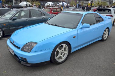 Çarpıcı gök mavisi Honda Prelude coupe beyaz çok dilli tekerleklerle, sportif ve kişiselleştirilmiş estetik