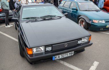 Siyah Volkswagen Scirocco klasik Avrupa spor coupe geniş gövde kiti ve eşsiz, büyük çaplı tekerlekler de dahil olmak üzere önemli değişikliklerle sergilenmektedir