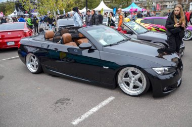 Üstü açılabilir 3 Seriden parlak siyah BMW E93, düşük süspansiyonlu, büyük, düşük profilli lastiklerle donatılmış