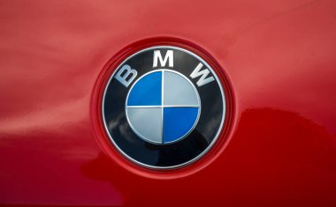 Klasik bir BMW ambleminin yakın çekim görüntüsü, ikonik mavi ve beyaz çeyrekler üzerinde 