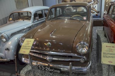 Klasik bir Sovyet dönemi yolcu arabası olan Brown Moskvitch 402, aracın yüzyılın ortalarındaki belirgin tasarımını gözler önüne seriyor.