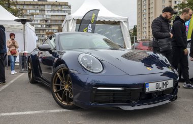 Göz kamaştırıcı, koyu mavi Porsche 911 yüksek performanslı spor araba açık hava araba fuarında sergilenen yuvarlak farları var.
