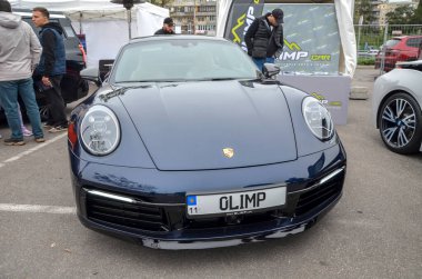 Göz kamaştırıcı, koyu mavi Porsche 911 yüksek performanslı spor araba açık hava araba fuarında sergilenen yuvarlak farları var.