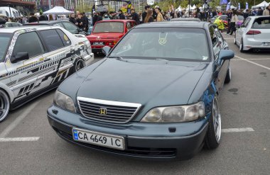 Koyu yeşil Honda Efsanesi rafine mühendislik ve konfor hediyeleriyle tanınan klasik Japon lüks aracı. Özelleştirilmiş görünüş ona zarif ama sportif bir görünüm kazandırıyor.