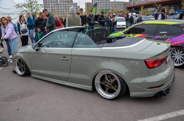 Şaşırtıcı özellikli Audi A3 üstü açık gri-yeşil kaplamalı, agresif duruş ayarlı, son derece düşük süspansiyon ve kalın tabak tekerlekleriyle