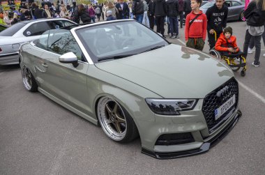 Şaşırtıcı özellikli Audi A3 üstü açık gri-yeşil kaplamalı, agresif duruş ayarlı, son derece düşük süspansiyon ve kalın tabak tekerlekleriyle