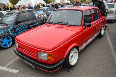 Kırmızı Wartburg 353, Doğu Almanya 'dan gelen nadir bulunan ve kendine özgü iki kulaçlı motoru ve sağlam tasarımıyla tanınan klasik bir araçtır. Doğu Bloğu otomotiv geçmişi