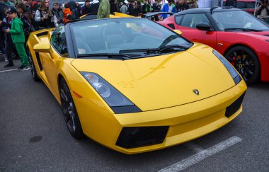 Parlak sarı Lamborghini Gallardo, yüksek performanslı bir İtalyan spor arabası, şık tasarımı ve güçlü motoruyla tanınıyor.