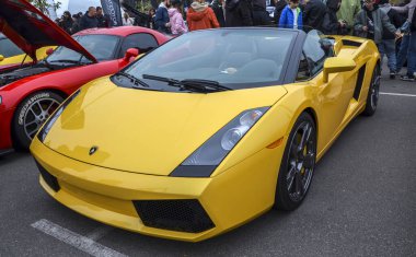 Parlak sarı Lamborghini Gallardo, yüksek performanslı bir İtalyan spor arabası, şık tasarımı ve güçlü motoruyla tanınıyor.