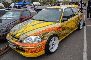 Sarı Honda Civic EK hatchback son derece kişiselleştirilmiş ve modifiye edilmiş bir araca en önemli örnektir.