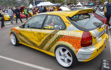 Sarı Honda Civic EK hatchback son derece kişiselleştirilmiş ve modifiye edilmiş bir araca en önemli örnektir.