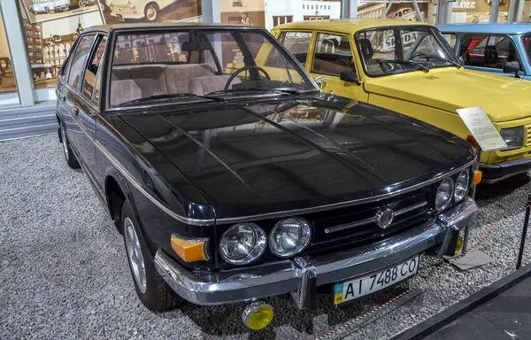 Parlak siyah Tatra 613 sedan, klasik Çekoslovak lüks aracı, kendine özgü kuad far krom tampon ve çağına özgü gelişmiş tasarımı var.