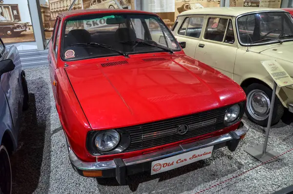 Parlak kırmızı klasik Skoda 120 arabası, özel ön ızgarası ve farları var. Arka motorlu arkadan çekişli bu model aile Çekoslovakya 'da üretildi.