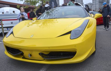 Göz kamaştırıcı sarı Ferrari 458 Italia. İtalyan süper arabası, sıvı çizgiler ve belirgin ön fasya ile karakterize edilmiş zarif aerodinamik tasarımına sahiptir.