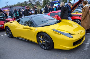 Göz kamaştırıcı sarı Ferrari 458 Italia. İtalyan süper arabası, sıvı çizgiler ve belirgin ön fasya ile karakterize edilmiş zarif aerodinamik tasarımına sahiptir.