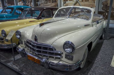 ZIM Phaeton, sabitlenmiş yan penceresi olmayan bir açık kapaklı otomobil türüdür. GAZ-12 ZIM otomobilinin çok nadir bir varyasyonundan bahseder.