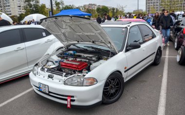 Beyaz 5. nesil Honda Civic VTi sedan 1.6 motorlu, 5 vitesli, çift lades kemiği süspansiyonlu ve havalandırmalı disk frenlere sahiptir.