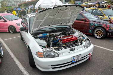 Beyaz 5. nesil Honda Civic VTi sedan 1.6 motorlu, 5 vitesli, çift lades kemiği süspansiyonlu ve havalandırmalı disk frenlere sahiptir.