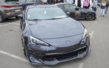 Ağır modifiye edilmiş koyu gri Scion FR-S, kompakt spor coupe, geniş gövde kiti, agresif ön tampon, ve sonraki piyasa tekerlekleri, ona odaklanmasını sağlar.