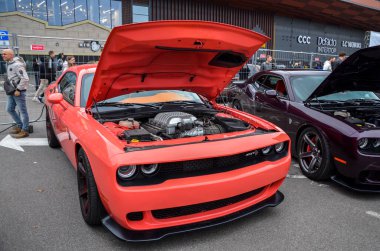 Dodge Challenger 'a açık kaputla saldırmak güçlü süper şarjlı motor, kaputta ve siyah çok dilli tekerleklerde agresif ön fasya emme kepçeleri içeriyor.