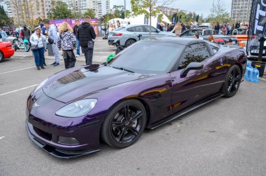 Büyüleyici altıncı nesil metalik Chevrolet Corvette (C6) karaborsa tekerlekleri ön bölme ve yan etekleri ile ona daha agresif özelleştirilmiş görünüm verir