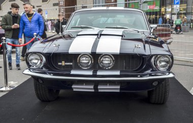 1967 Ford Mustang Shelby GT350 pist performansı ve canlı sürüş için tasarlandı, gerçek bir Amerikan kaslı arabası olarak efsanevi statüsünü sağlamlaştırdı.