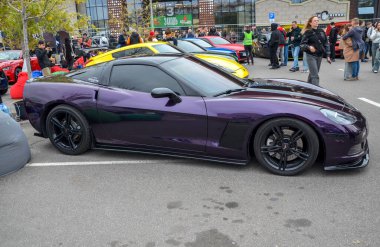 Büyüleyici altıncı nesil metalik Chevrolet Corvette (C6) karaborsa tekerlekleri ön bölme ve yan etekleri ile ona daha agresif özelleştirilmiş görünüm verir