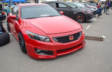 Kırmızı Honda Accord Coupe güvenilir, rahat sürüş ve spor tasarımı ile tanınır