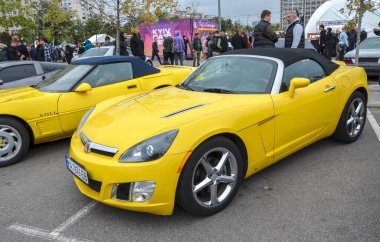 Açık sarı Satürn Gökyüzü üstü açık parlak, iki koltuklu bir araç. Saldırgan ön bağları ve öne çıkan başlık delikleri ona sportif bir görünüm kazandırıyor.