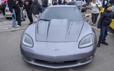 Gösterişli Chevrolet Corvette C6, belirgin mat gri ya da saten kaplamalı, sinsi ve modern görünmesini sağlıyor. Güçlü performansı ve dengeli kullanımıyla bilinir.