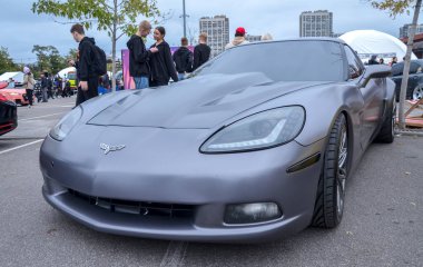 Gösterişli Chevrolet Corvette C6, belirgin mat gri ya da saten kaplamalı, sinsi ve modern görünmesini sağlıyor. Güçlü performansı ve dengeli kullanımıyla bilinir.