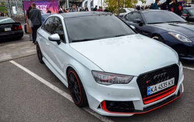 Beyaz Audi S3 sedan, performans ve lüks karışımıyla bilinen kompakt bir yönetici arabasıdır.