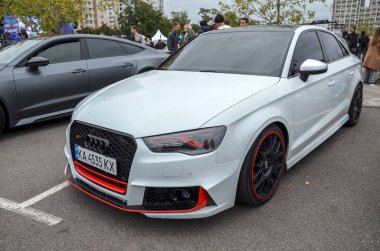 Beyaz Audi S3 sedan, performans ve lüks karışımıyla bilinen kompakt bir yönetici arabasıdır.